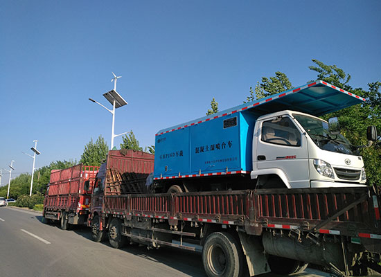 車載混凝土濕噴臺(tái)車、空壓機(jī)發(fā)貨現(xiàn)場(chǎng)